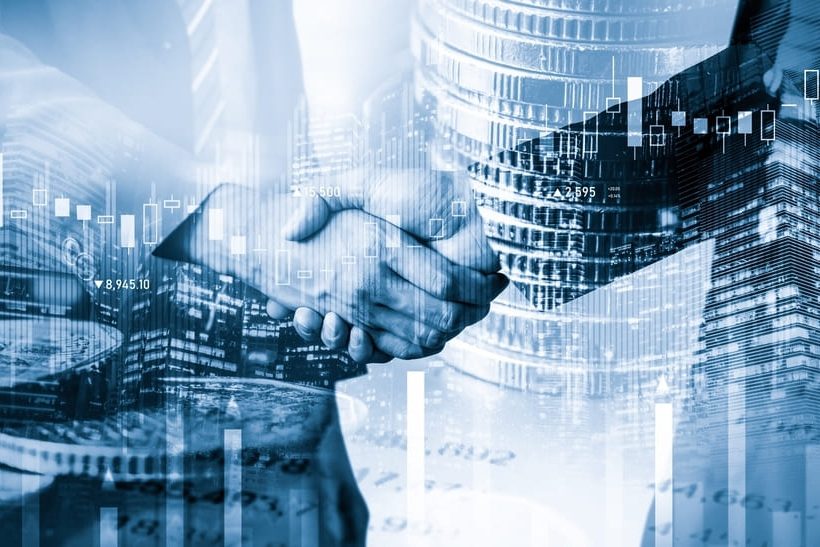 Siempelkamp hat seinen Debüt-Konsortialkredit mit bewährten Banlpartner abgeschlossen. Das Bild zeigt eine Collage mit einem Händedruck, Münzgeld und einem Hochhaus.