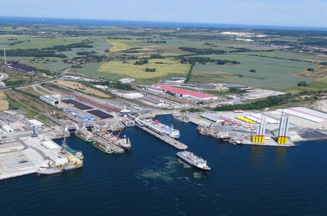 Auf dem Bild ist der Multifunktionshafen Mukran Port auf der Insel Rügen zu sehen.