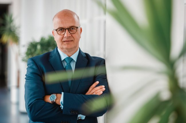 Auf dem Foto ist Dr.- Ing. Henrik Adam, Vorstandsvorsitzender des Stahlinstituts VDEh, z sehen.