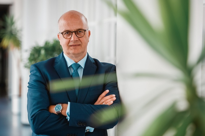 Auf dem Foto ist Dr.- Ing. Henrik Adam, Vorstandsvorsitzender des Stahlinstituts VDEh, z sehen.