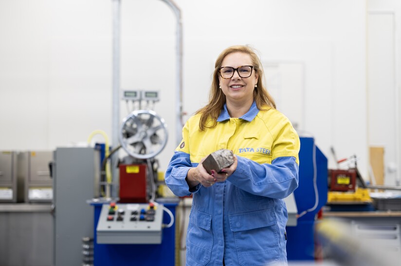 Dr. Begona Santillana_Tata Steel Nederland-3 Auf dem Bild ist Dr. Begona Santillana, Leiterin des Projekts, mit einem Stück Stahl in der Hand zu sehen.