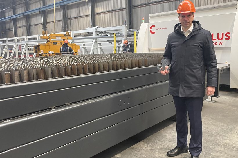 Auf dem Bild ist die neue Laserschneideanlage und der Geschäftsführer Felix Schmitz von Kloeckner Metals Germany zu sehen.