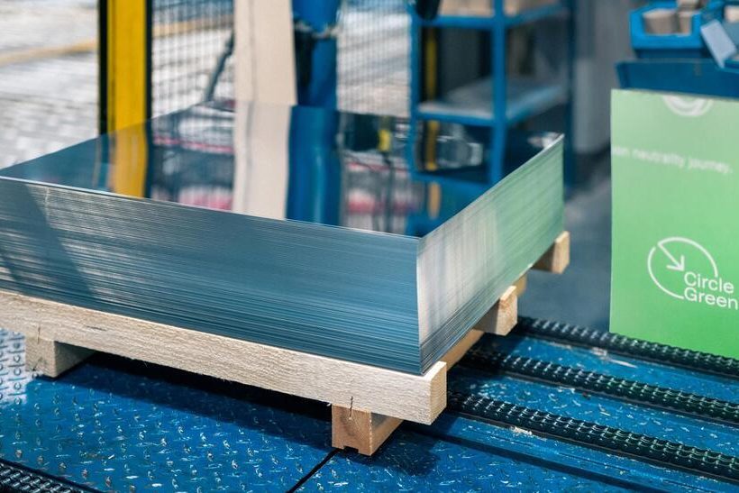 Das Bild zeigt eine Palette mit Edelstahl von Outokumpu. Am Bildrand ist auf grünem Grund das Logo von Circle Green zu sehen.