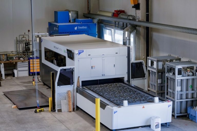 Laserschneidanlage Auf dem Bild ist die 2D-Laserschneidanlage MSE Smart von MicroStep Europa zu sehen.