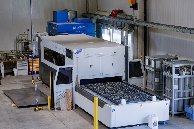 Auf dem Bild ist die 2D-Laserschneidanlage MSE Smart von MicroStep Europa zu sehen.
