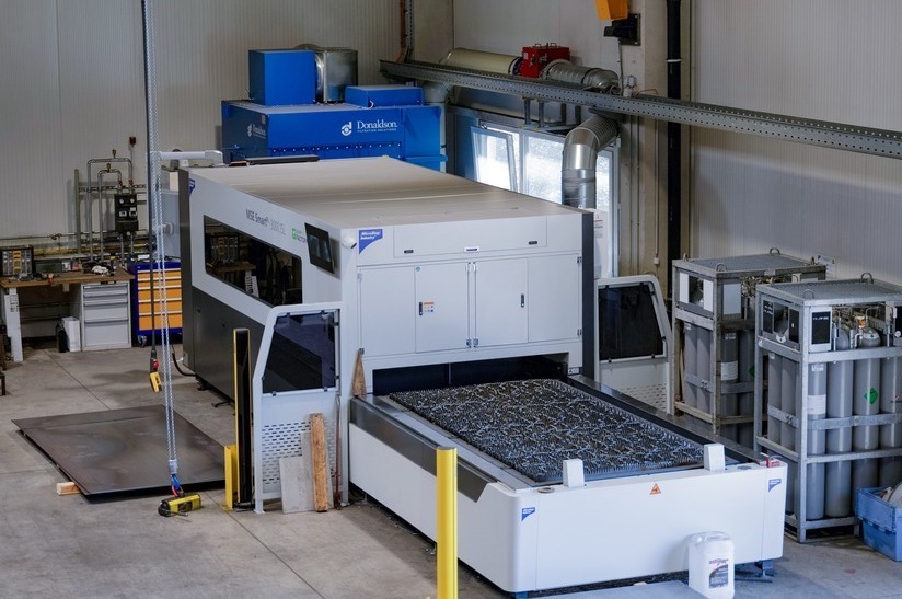 Auf dem Bild ist die 2D-Laserschneidanlage MSE Smart von MicroStep Europa zu sehen.