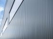 Made of bluemint® Steel von Thyssenkrupp Steel Europe: Trapezprofil für gewerbliche Fassaden gefertigt aus CO2-reduziertem Stahl. Das Unternehmen zeigt sich damit auf der BAU 2025.
