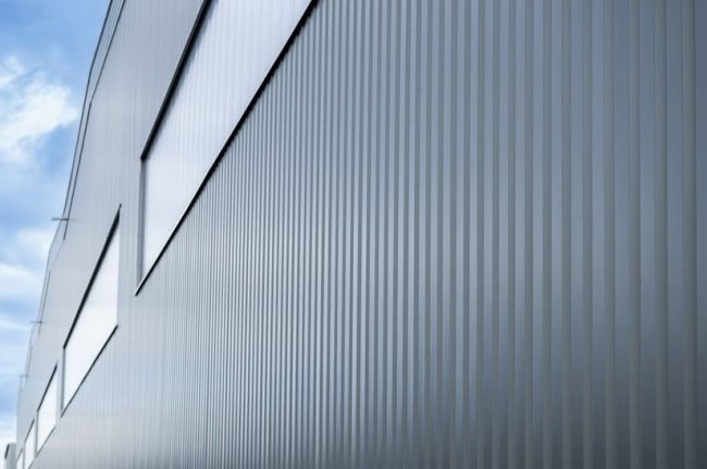 Made of bluemint® Steel von Thyssenkrupp Steel Europe: Trapezprofil für gewerbliche Fassaden gefertigt aus CO2-reduziertem Stahl. Das Unternehmen zeigt sich damit auf der BAU 2025.
