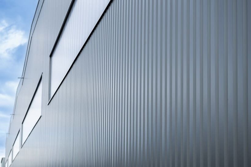 Made of bluemint® Steel von Thyssenkrupp Steel Europe: Trapezprofil für gewerbliche Fassaden gefertigt aus CO2-reduziertem Stahl. Das Unternehmen zeigt sich damit auf der BAU 2025.