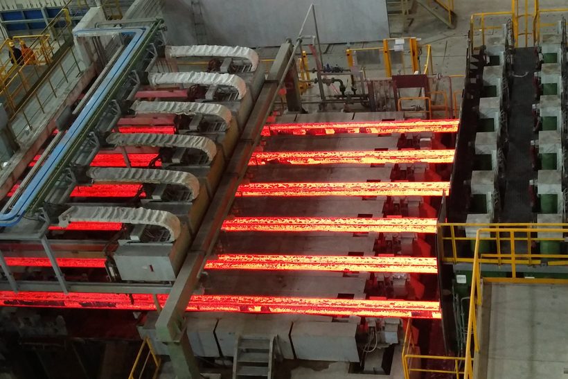 Auf dem Foto ist eine 6-Strang-Vorblockgießanlage von Primetals Technologies zu sehen.