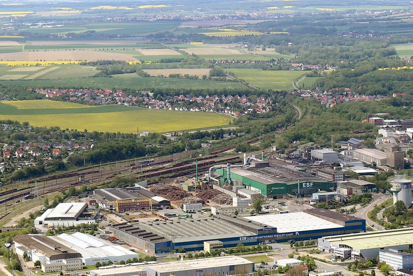 Feralpi in Riesa als Luftbild. Das Unternehmen investiert u.a. in eine Schrottaufbereitung und regelmäßig in Umweltschutz.