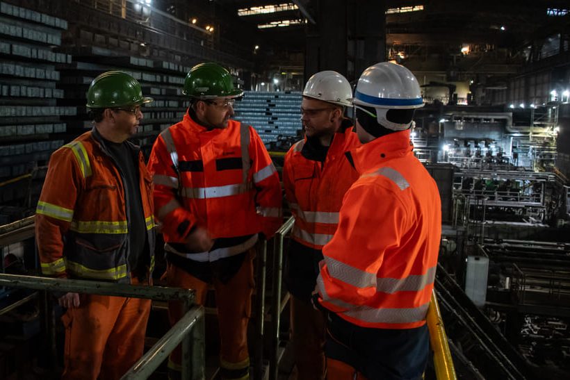 Vier Feralpi-Mitarbeiter besprechen die Generalreparatur (von links nach rechts): Dr. Dirk Breuer (Bereichsleiter Mechanische Instandhaltung), Dariusz Sosin (Direktor Produktion, Instandhaltung, Technologie und Werkslogistik), Gabriel Wolf (Stellvertretender Bereichsleiter Energie/Medien) und Leon Fahr (Trainee).