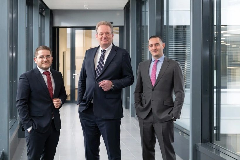 Auf dem Bild sind von links nach rechts: Heinz-Erik Decker; Johannes Frauendörfer (Vorsitzender) und Georg Heinrich Weiss zu sehen.