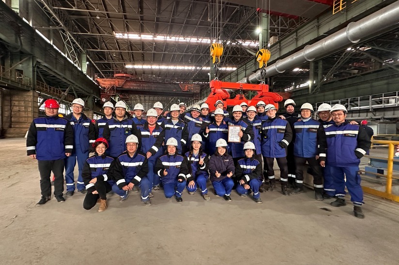 Auf dem Bild ist das Strangguss-Team von Primetals Technologies vor Ort bei HBIS XuanHua zu sehen.