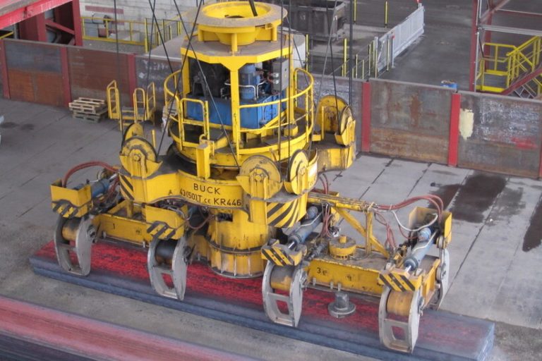 Zangenkran legt glühende Bramme ab_wen Glühende Brammen in der Heißablage der Voestalpine Stahl GmbH in Linz – ein Radar Kollisionswarnsystem sorgt dafür, dass sich Krane und Fahrzeuge nicht in die Quere kommen.