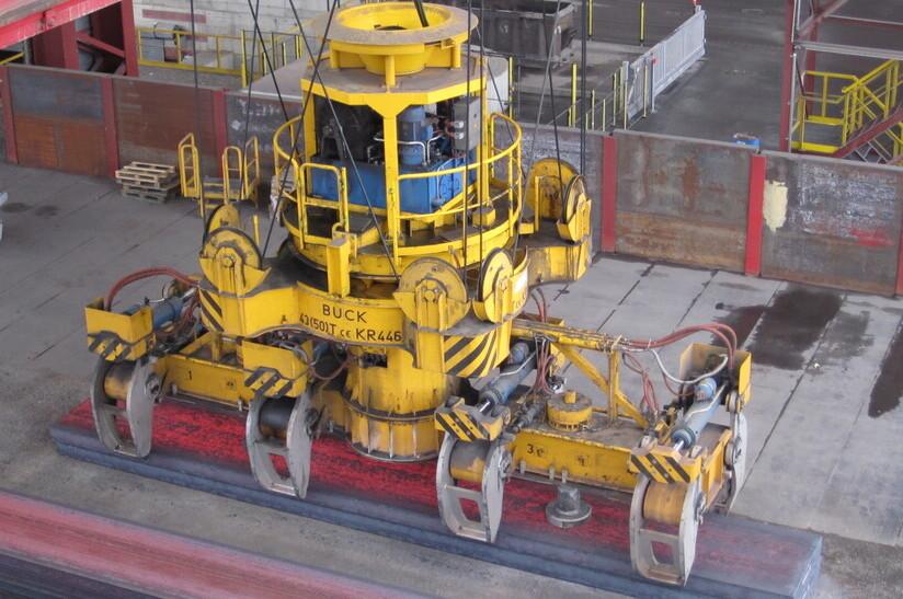 Glühende Brammen in der Heißablage der Voestalpine Stahl GmbH in Linz – ein Radar Kollisionswarnsystem sorgt dafür, dass sich Krane und Fahrzeuge nicht in die Quere kommen.