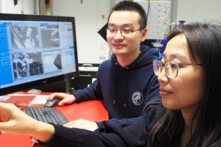 image003-2 Auf dem Bild sind Xizhen Dong (im Vordergrund) und Shaolou Wei zu sehen, die Legierungen mittels der dreidimensionalen Atomsondentomographie vergleichen.