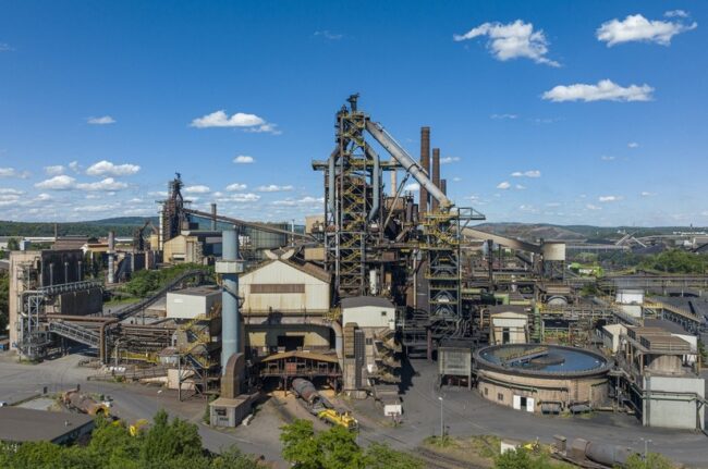 Auf dem Bild ist der in der Meldung thematisierte Hochofen 4 von ROGESA zu sehen.