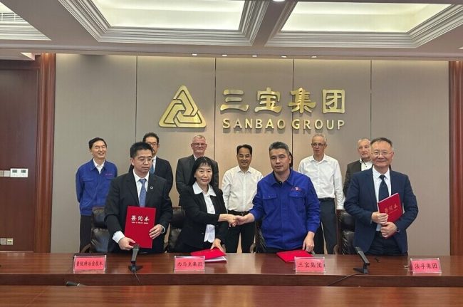 Auf dem Foto ist die Vertragsunterzeichnung zwischen der Sanbao Group und SMS zu sehen.