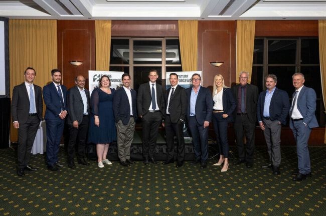 Auf dem Foto sind von links nach rechts Carlo Cascino, SMS group; David Maurizio, SMS group; Rumi Masih, Future Forgeworks; Courtney Walker, Future Forgeworks; Francisco Parot, Future Forgeworks; Bernhard Steenken, SMS group; Rohan Richardson, Future Forgeworks; Jason Whitaker, Future Forgeworks; Serena Turner, Future Forgeworks; Scott Waddell, Future Forgeworks; Andrea Mas, SMS group; Paolo Marin, SMS group zu sehen.