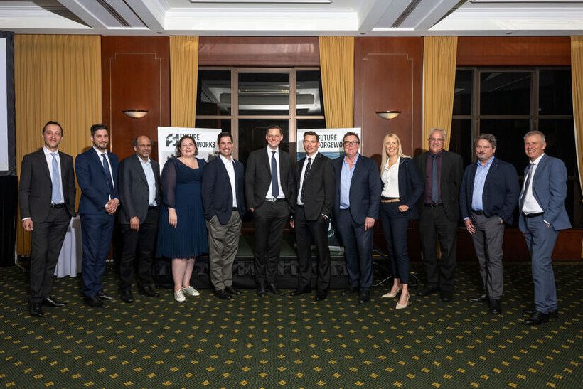 Auf dem Foto sind von links nach rechts Carlo Cascino, SMS group; David Maurizio, SMS group; Rumi Masih, Future Forgeworks; Courtney Walker, Future Forgeworks; Francisco Parot, Future Forgeworks; Bernhard Steenken, SMS group; Rohan Richardson, Future Forgeworks; Jason Whitaker, Future Forgeworks; Serena Turner, Future Forgeworks; Scott Waddell, Future Forgeworks; Andrea Mas, SMS group; Paolo Marin, SMS group zu sehen.