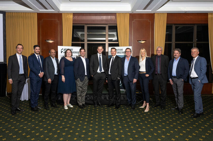 Auf dem Foto sind von links nach rechts Carlo Cascino, SMS group; David Maurizio, SMS group; Rumi Masih, Future Forgeworks; Courtney Walker, Future Forgeworks; Francisco Parot, Future Forgeworks; Bernhard Steenken, SMS group; Rohan Richardson, Future Forgeworks; Jason Whitaker, Future Forgeworks; Serena Turner, Future Forgeworks; Scott Waddell, Future Forgeworks; Andrea Mas, SMS group; Paolo Marin, SMS group zu sehen.