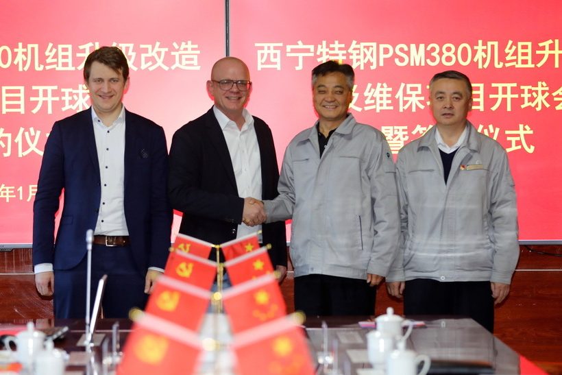 Auf dem Bild sind von links nach rechts Tobias Leiting, Vice President Technical Service, SMS group China; Peter Langner, President & CEO, SMS group China; Zhang Boying, Executive Deputy General Manager, Xining Special Steel und Miao Hongsheng, Deputy General Manager, Xining Special Steel zu sehen.
