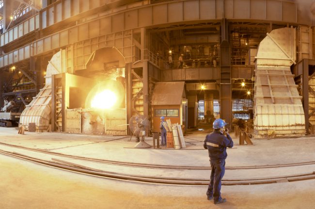 Auf dem Foto ist das Konverterstahlwerk bei Jindal South West Steel Ltd., Werk Vijayanagar zu sehen.