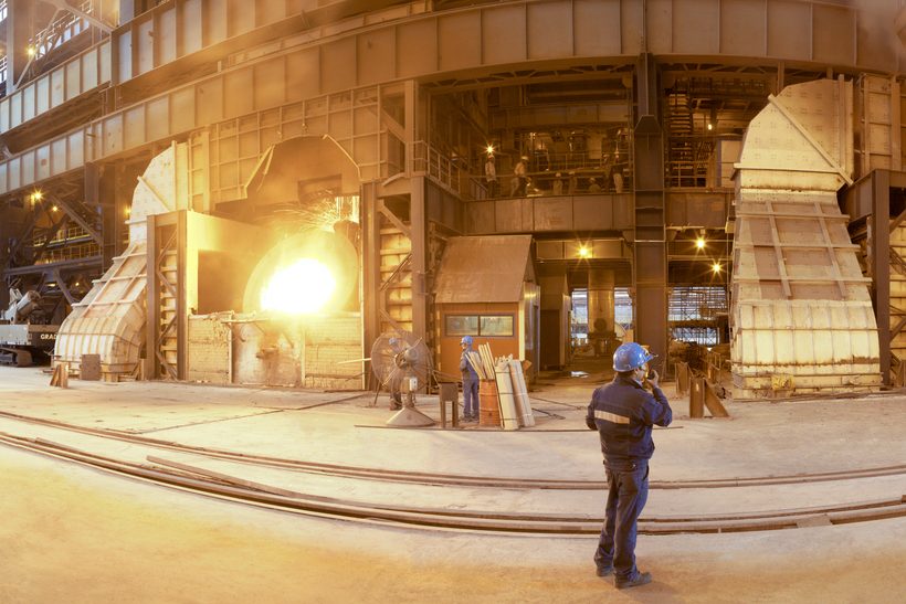 Auf dem Foto ist das Konverterstahlwerk bei Jindal South West Steel Ltd., Werk Vijayanagar zu sehen.