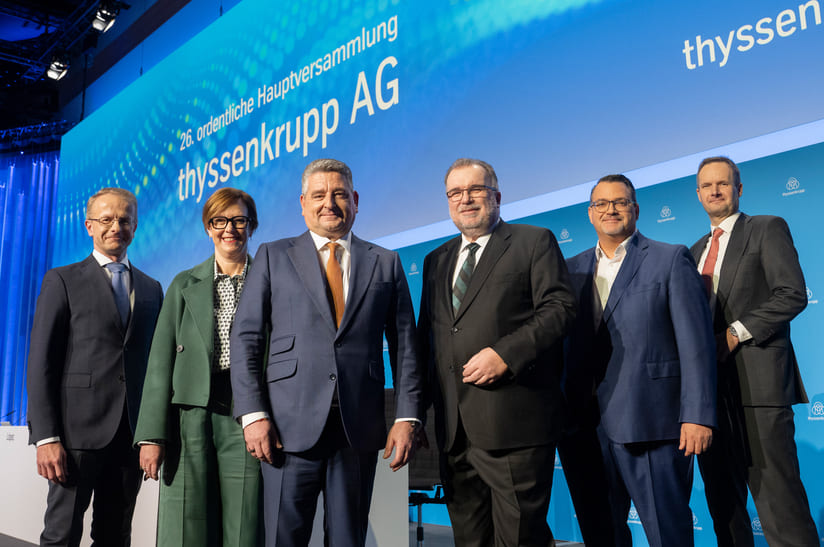 Der Vorstand und der Aufsichtsratsvorsitzende von Thyssenkrupp bei der Hauptversammlung 2025, bei der es auch um den Konzernumbau ging.