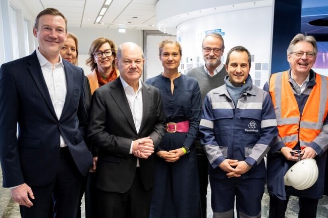 Bundeskanzler Scholz und die Führung von Thyssenkrupp Steel Europe