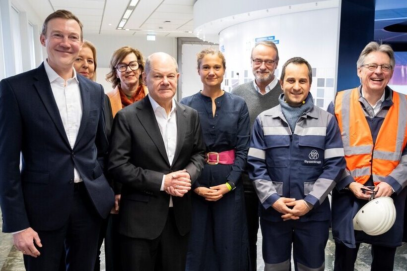 Bundeskanzler Scholz und die Führung von Thyssenkrupp Steel Europe