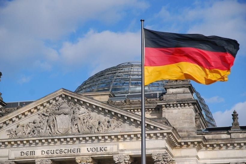 Im Vorfeld der Bundestagswahl wünschen sich Unternehmen aus dem Mittelstand stabile Rahmenbedingungen. Das Bild zeigt eine Deutschlandfahne vor dem Reichstagsgebäude.