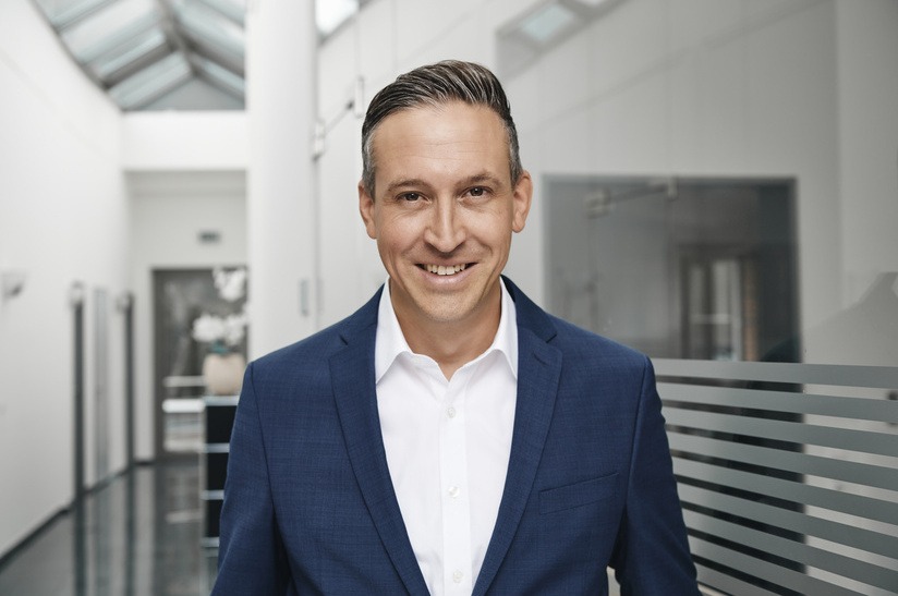 Auf dem Foto ist der Geschäftsführer von Schoeller Alexander Mertens zu sehen.
