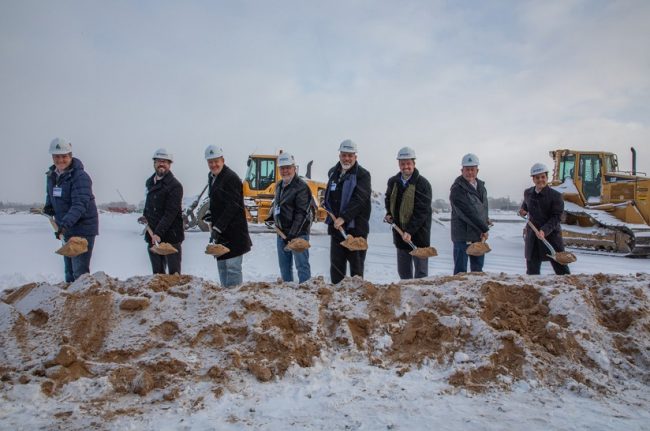 Auf dem Foto ist der Spatenstich, aufgenommen im Dezember 2024, für ein neues Werk für E-Mobilität in der Stadt Wyoming, Michigan, von Benteler zu sehen.