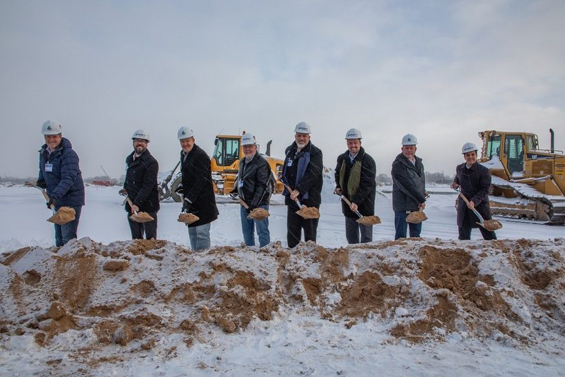 Auf dem Foto ist der Spatenstich, aufgenommen im Dezember 2024, für ein neues Werk für E-Mobilität in der Stadt Wyoming, Michigan, von Benteler zu sehen.