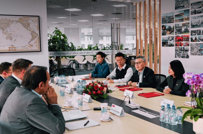 Das Bild zeigt eine Gesprächsrunde mit Mitarbeitern von dem Stahlrohrhersteller Schoeller und CNOOD Asia.