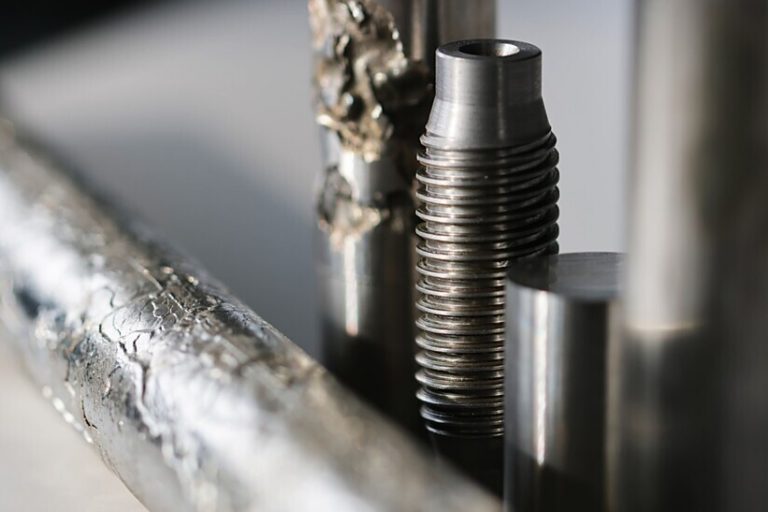 Stahlguss-Abb-1 Fraunhofer IWU Bei Gebirgsankern, die Felswände entlang von Verkehrswegen, Tunnelwände oder Abbauräume im Untertagebau sichern, kann ins Sicherungsnetz stürzendes Gesteinsmaterial zu Schäden im Anker führen. Bei der untersuchten, kaltumgeformten Legierung bewirkt diese Belastung eine erneute Verfestigung des Materials. Auch Verbindungselemente profitieren von diesem Effekt. Die Entwicklung eines kaltumformbaren, kupferlegierten austenitischen Stahlgusses mit TRIP/TWIP-Eigenschaften markiert einen Meilenstein in der Materialwissenschaft und eröffnet gänzlich neue Perspektiven für sicherheitskritische Anwendungen.