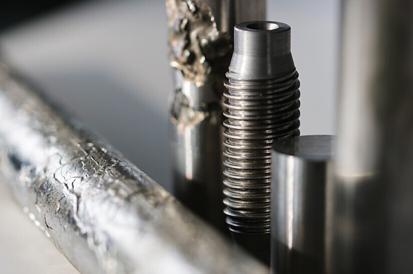 Stahlguss-Abb-1 Fraunhofer IWU Bei Gebirgsankern, die Felswände entlang von Verkehrswegen, Tunnelwände oder Abbauräume im Untertagebau sichern, kann ins Sicherungsnetz stürzendes Gesteinsmaterial zu Schäden im Anker führen. Bei der untersuchten, kaltumgeformten Legierung bewirkt diese Belastung eine erneute Verfestigung des Materials. Auch Verbindungselemente profitieren von diesem Effekt. Die Entwicklung eines kaltumformbaren, kupferlegierten austenitischen Stahlgusses mit TRIP/TWIP-Eigenschaften markiert einen Meilenstein in der Materialwissenschaft und eröffnet gänzlich neue Perspektiven für sicherheitskritische Anwendungen.