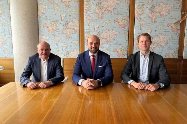 01_Mezso_253005-2-2 Auf dem Foto sind von links nach rechts Thomas Hansmann, CTO der SMS group, Sami Takaluoma, Präsident und Geschäftsführer von Metso, und Jochen Burg, Geschäftsführer der SMS group zu sehen.