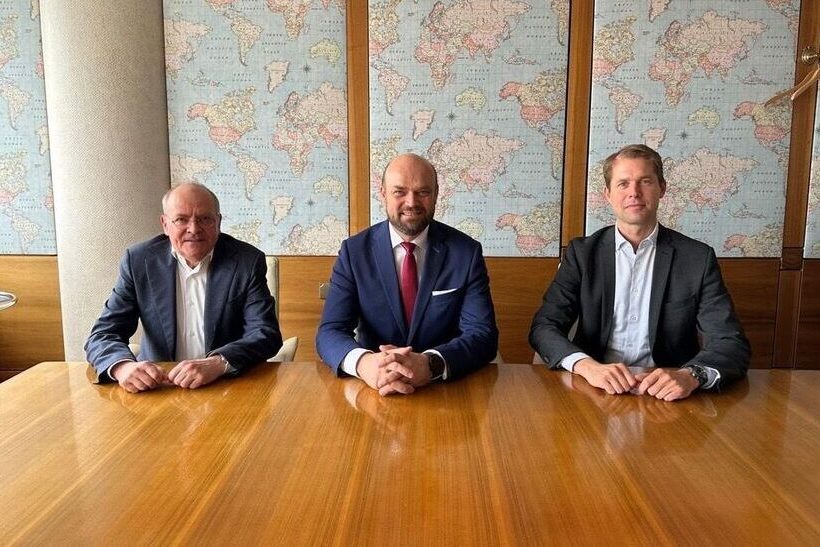 Auf dem Foto sind von links nach rechts Thomas Hansmann, CTO der SMS group, Sami Takaluoma, Präsident und Geschäftsführer von Metso, und Jochen Burg, Geschäftsführer der SMS group zu sehen.