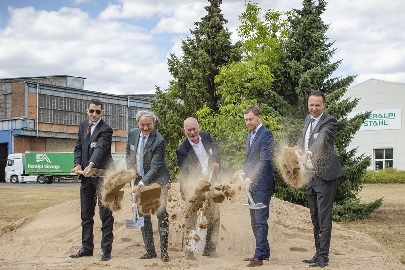 Schnappschuss vom Spatenstich bei ESF Elbe-stahlwerk-szene-transformationsgipfel-aufrufe Feralpi.