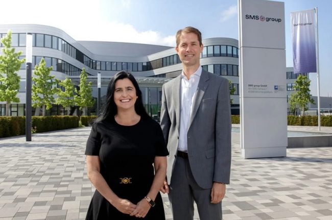 Fabiola Fernandez und Jochen Burg von der SMS group freuen sich über die SMS-Bilanz 2024.