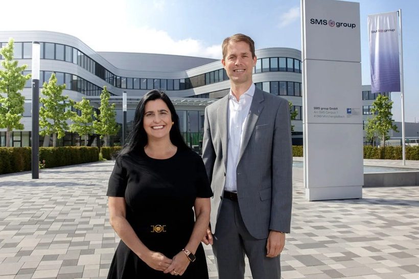 Fabiola Fernandez und Jochen Burg von der SMS group freuen sich über die SMS-Bilanz 2024.