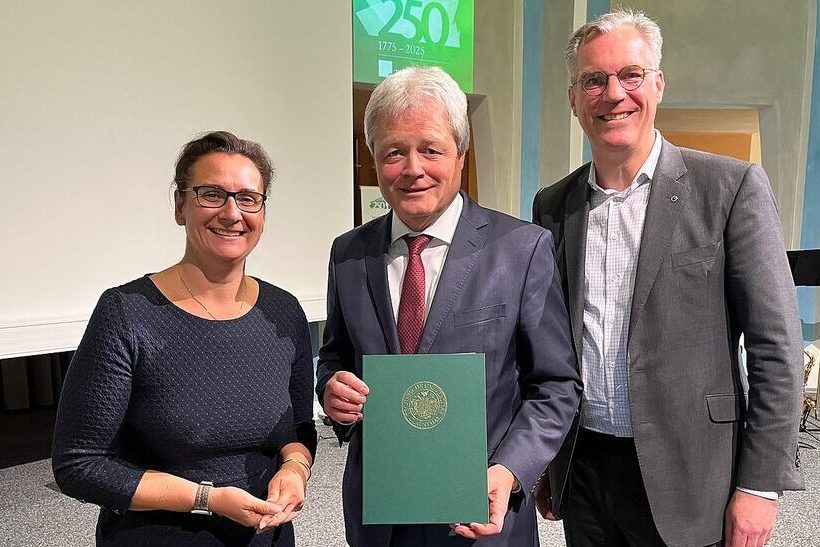 Dipl.-Ing. Ulrich Grethe (Mitte) hält die Urkunde für seine Ehrendoktorwürde in der Hand.