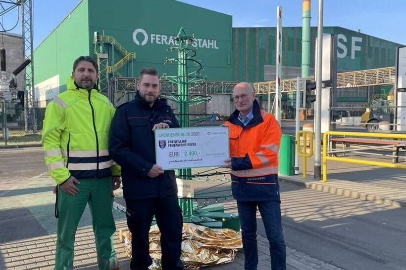 Im Zeichen der Arbeitssicherheit: Ralf Küster, Robert Gudat und Uwe Reinecke bei der Spendenübergabe an die Feuerwehr Riesa nach der Auszeichnung von Feralpi Stahl.