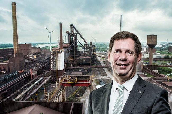 ArcelorMittal-Bremen-Van-Poelvoorde ArcelorMittal stellt seine DRI-EAF-Pläne in Bremen (im Hintergrund) und Eisenhüttenstadt ein. Europa-CEO Van Poolevoerde kommentiert das.
