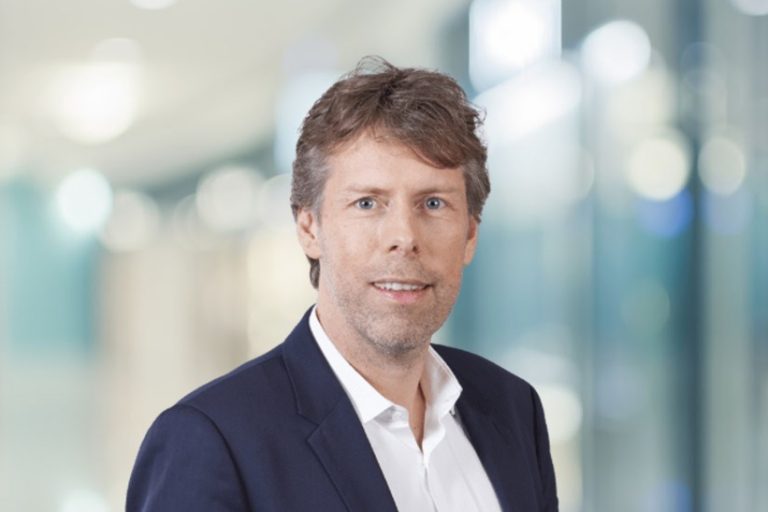 Jonathan_Weber_SHS-elwynn Das Bild zeigt ein Porträt von Jonathan Weber, Vorstand bei SHS Stahl-Holding-Saar. Er zeichnet u.a. für die Transformation bei saarstahl-werk-voelklingen-uebernahme-liberty-ascoval-hayang veranwortlich.