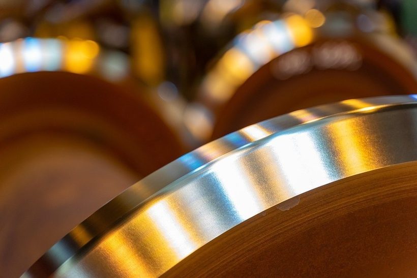 Reflektierende Stahlprodukte in industrieller Fertigung – Symbolbild für deutsche Stahlexporte