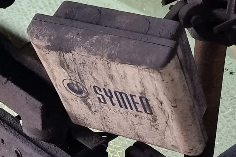 Der Radarsensorikspezialist Symeo wird 20 Jahre alt. Das Bild zeigt einen Radarsensor lpr-1dxi, der ca. 15 Jahre in Betrieb sein soll.